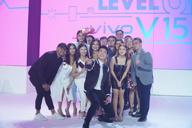Level up for groufie. Darren Espanto uses the Vivo V15 Proâ€™s 32MP elevating front camera to snap a groufie with fellow singer Julie Ann San Jose, celebrities Elisse Joson and Klea Pineda, and Vivo executives.