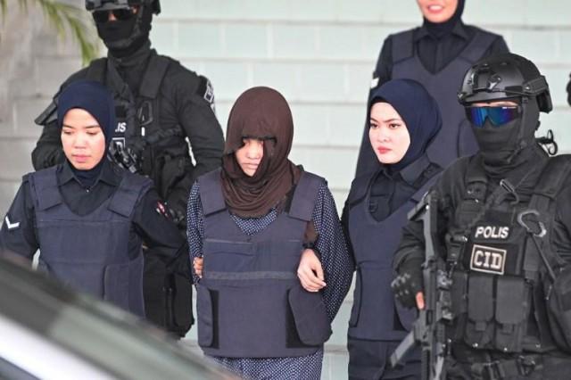 Vietnamese national Doan Thi Huong (C) is escorted by Malaysian police after a hearing at the Shah Alam High Court, outside Kuala Lumpur on March 11, 2019 during trial for her alleged role in the assassination of Kim Jong Nam, the half-brother of North Korean leader Kim Jong Un. MOHD RASFAN / AFP