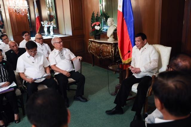 President Rodrigo Duterte meets with officials of the Metropolitan Waterworks and Sewerage System (MWSS) and water concessionaires Manila Water and Maynilad to talk about the ongoing water shortage. MalacaÃ±ang photo
