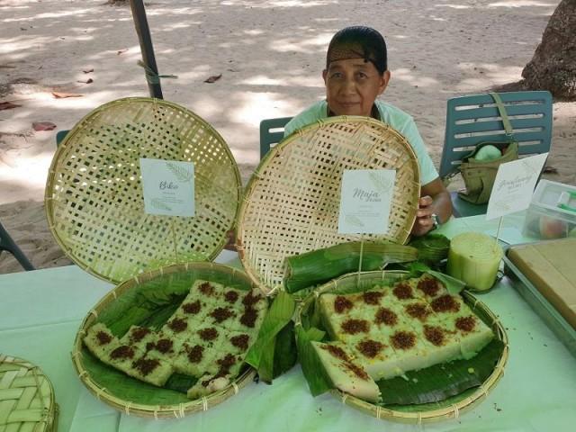 A vendor selling local delicacies at the market. Photo by Ten Knots courtesy of Lio Tourism Estate