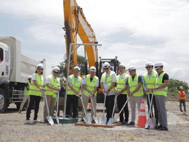 Left to right: DPWH Undersecretary Catalina Cabral, MPT North president J. Luigi Bautista, MPTC president Rodrigo E. Franco, DPWH Secretary Mark Villar, Cavite Governor Boying Remulla, Cavite 3rd District Representative Alex Advincula, Imus Vice Mayor Arnel Cantimbuhan, MPT South COO Christopher C. Lizo, and MPT South VP for tollways development and engineering Arturo Monge at the groundbreaking for the Cavite segment of the Cavite-Laguna Expressway (CALAEx) on March 27, 2019. Photo: MPCALA