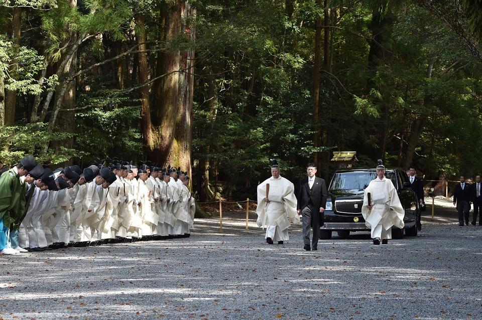 A vehicle carrying Japan's Emperor Akihito leaves after he attended prayers at the inner shrine of Ise Jingu Shrine in Ise in the central Japanese prefecture of Mie on April 18, 2019, as he takes part in a series of rituals ahead of his abdication. Akihito will step aside and make way for his son Crown Prince Naruhito on April 30. Kazuhiro Nogi/Pool/AFP