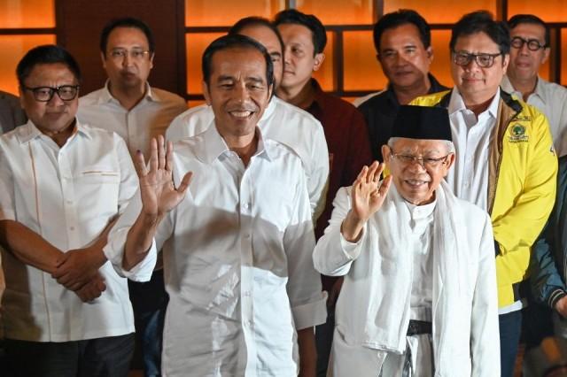 Indonesian President Joko Widodo, his vice presidential candidate Maruf Amin (R) and coalition party leaders hold a press conference after the country's general election in Jakarta on April 17, 2019. Bay Ismoyo/AFP