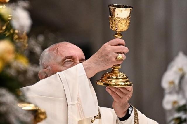 Pope Francis lifts up the chalice as he presides over the Easter Vigil on April 20, 2019 at St. Peter's Basilica in the Vatican. Christians around the world are marking the Holy Week, commemorating the crucifixion of Jesus Christ, leading up to his resurrection on Easter. Vincenzo PINTO / AFP