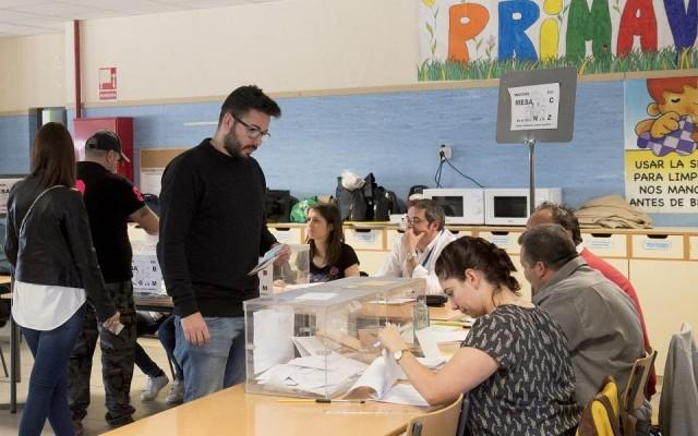 A man has his ID checked before voting at Beethoven School turned into a polling station in Torrejon de Ardoz near Madrid during general elections in Spain on April 28, 2019. Spain returned to the polls for unpredictable snap elections marked by the resurgence of the far-right after more than four decades on the outer margins of politics. Curto de la Torre/AFP