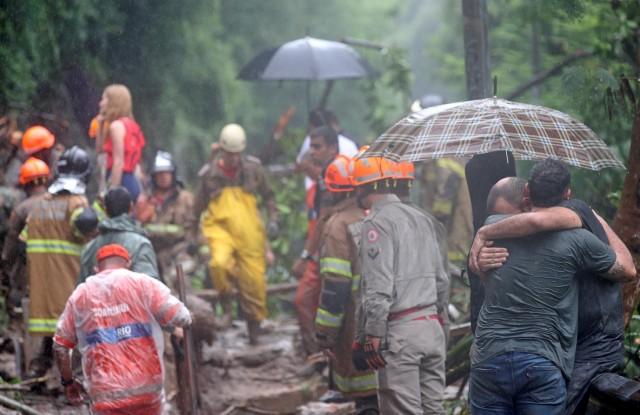 People react at the site of a mudslide, after heavy rains in Rio de Janeiro, Brazil, April 9, 2019. REUTERS/Ricardo Moraes