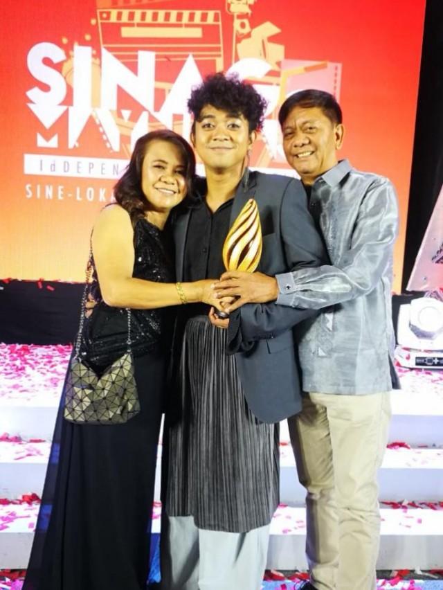 Kapuso star Nar Cabico poses with his parents and his Best Actor award at Sinag Maynila on April 7, 2019.