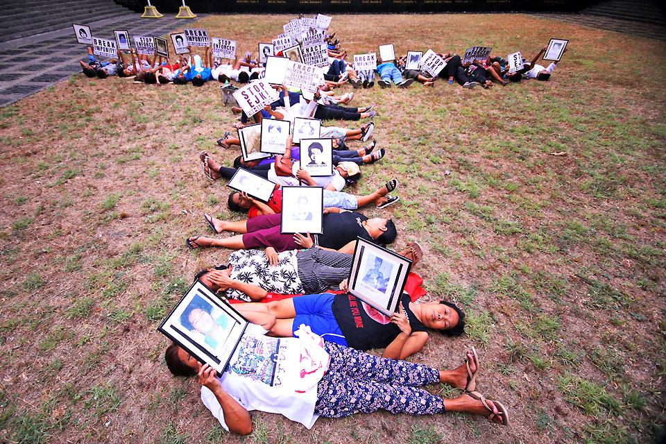 Kin Of Desparacidos Ejk Victims Cry For Justice During Lent Photos