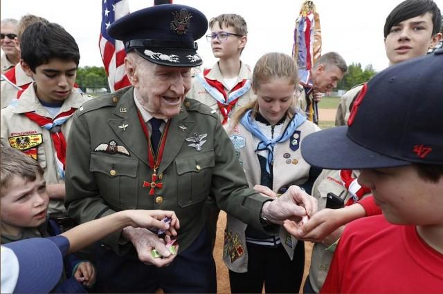 Former Berlin Airlift pilot Gail Halvorsen from the US distributes candy to the members of the junior local Berlin Braves baseball team and members of the Boy Scouts of America during a ceremony at the Tempelhofer Feld, a former airfield in Berlin, on May 11, 2019. Michele Tantussi/AFP