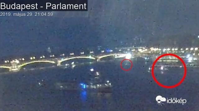 A still from surveillance footage shows the moment believed to be the incident that led to sinking of the tourist boat, in Budapest, Hungary May 29, 2019. IDOKEP.HU/via REUTERS
