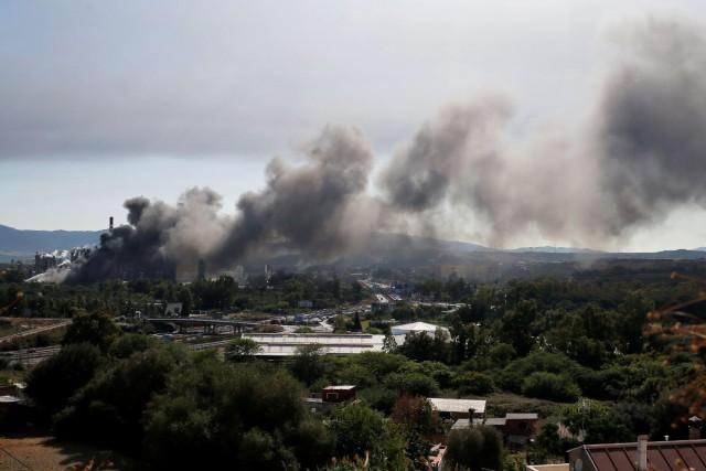 A cloud of smoke is seen during a fire in a chemical factory in San Roque, near Algeciras, Spain June 25, 2019. REUTERS/Jon Nazca