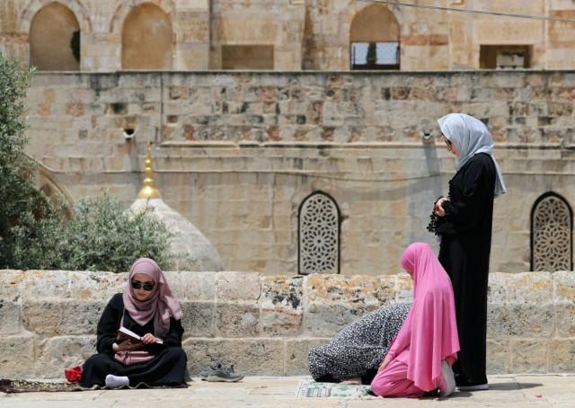 Muslim women pray on the last Friday of Ramadan in front of the Dome of the Rock, in the compound known to Muslims as Noble Sanctuary and to Jews as Temple Mount, in Jerusalem's Old City May 31, 2019. REUTERS/Ammar Awad