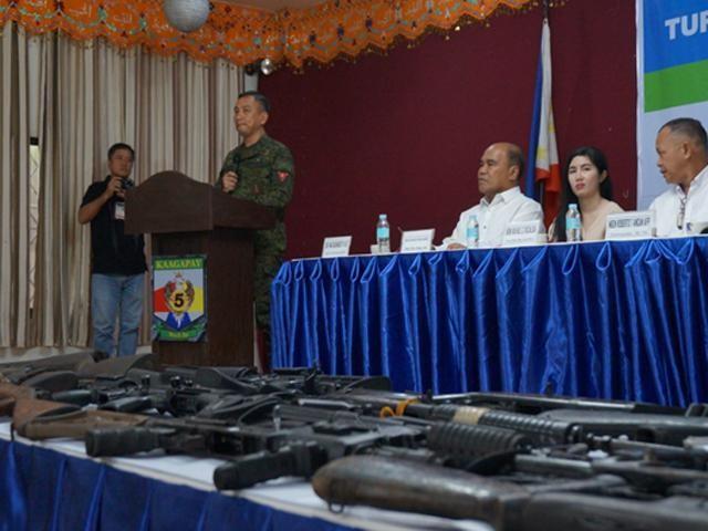 First ID chief Mgen Roberto Ancan encourages residents to turn over loose firearms during the turnover rites. Also in the photo (from right) are Dr. Macabangkit Ati of MSU-MSAT, newly elected mayor Ima Miraflores, and incumbent Mayor Rizalda.