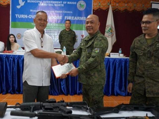 Mayor Rizalda (left) receives plaque of appreciation from BGen Ezra James Enriquez (center), while 5th IB Commander Oregon n(right) looks on.
