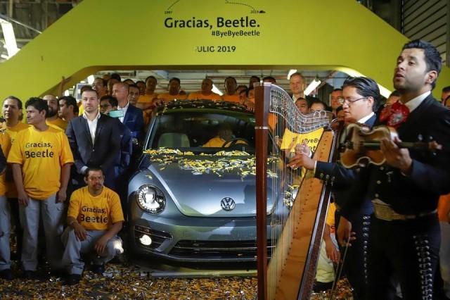 Mariachis a Mexican musicians play music during a ceremony marking the end of production of VW Beetle cars, at company's assembly plant in Puebla, Mexico, July 10, 2019. REUTERS/Imelda Medina