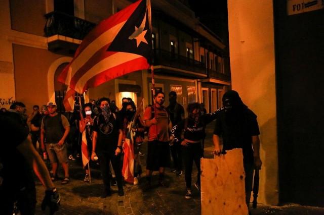 Demonstrators clash with the police during a protest calling for the resignation of Governor Ricardo Rossello in San Juan, Puerto Rico July 23, 2019. REUTERS/Marco Bello