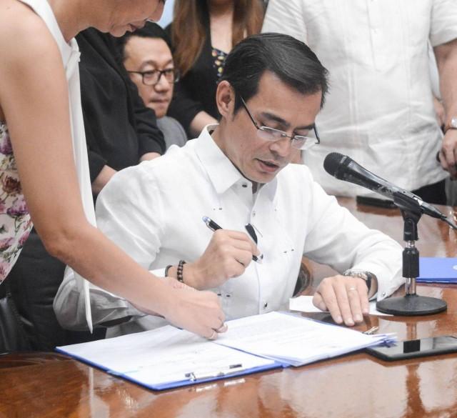 Mayor Isko Moreno signs two ordinances that grants monthly allowance to Grade 12 students, senior citizens, persons with disability (PWD), and solo parents.PHOTO FROM ISKO MORENO DOMAGOSO FACEBOOK PAGE