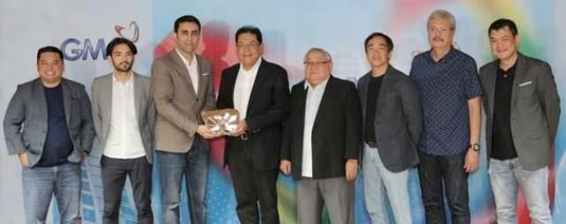 (L-R) GMA New Media, Inc. (NMI) SVP and General Manager Dennis Caharian; YouTube’s Content Partnerships Philippines Country Lead Pablo Mendoza and Southeast Asia Director of Content Partnerships and Business Development Vishal Sarin; GMA Network’s President and COO Gilberto R. Duavit, Jr.; Chairman and CEO Felipe L. Gozon; Executive Committee Vice Chairman Joel G. Jimenez; Executive Vice President and CFO Felipe S. Yalong; and NMI President and COO Judd Gallares.