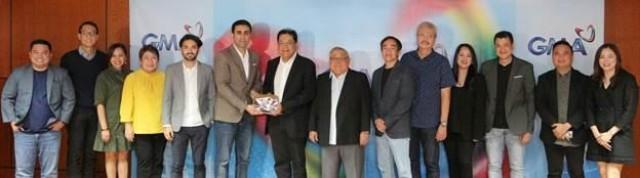YouTube’s Pablo Mendoza and Vishal Sarin from the Content Partnerships & Business Development team (fifth and sixth from left, respectively) with GMA Network executives led by Chairman and CEO Felipe L. Gozon (eighth from left).