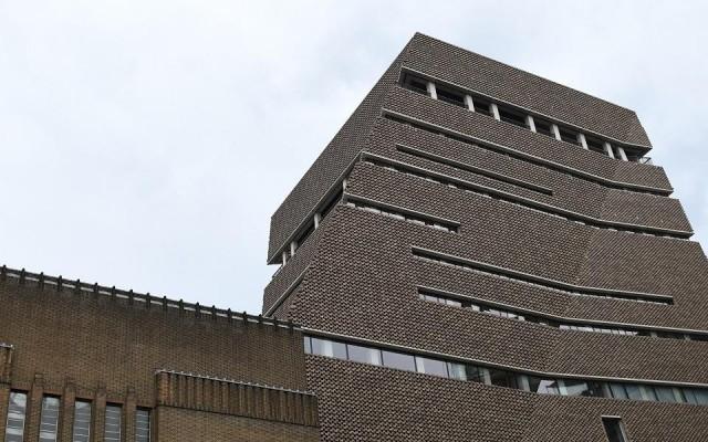 A general view shows the viewing platform of the Tate Modern gallery in London on August 4, 2019 after it was put on lock down and evacuated after an incident involving a child falling from height and being airlifted to hospital. London's Tate Modern gallery was evacuated on August 4 after a child fell "from a height" and was airlifted to hospital. A teenager was arrested over the incident, police said, without giving any details of the child's condition. Daniel Sorabji/AFP
