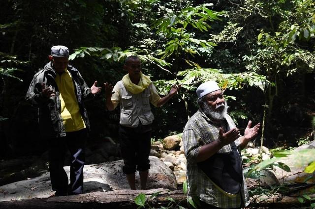 Shamans, known in Malaysia as bomoh, pray during a search effort to locate missing 15-year-old Franco-Irish teenager Nora Quoirin on Mount Berembun, Seremban on August 12, 2019. Mohd Rasfan/AFP