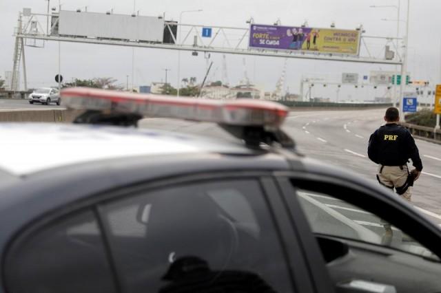 A federal police officer blocks the Rio-Niteroi Bridge, where armed police surrounded a hijacked passenger bus in Rio de Janeiro, Brazil August 20, 2019, REUTERS/Ricardo Moraes