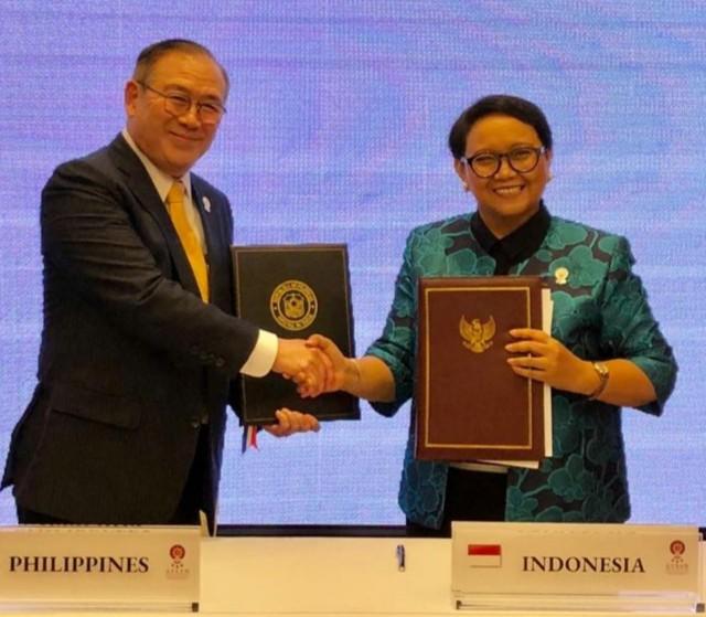 Foreign Affairs Secretary Teodoro Locsin, Jr. and Indonesian Foreign Minister Retno Marsudi shake hands after signing the Protocols of Exchange of the instruments of ratification concerning the delimitation of the EEZ at the sidelines of the ongoing 52nd Association of South East Asian Nations ministerial meeting in Bangkok, Thailand. DFA PHOTO