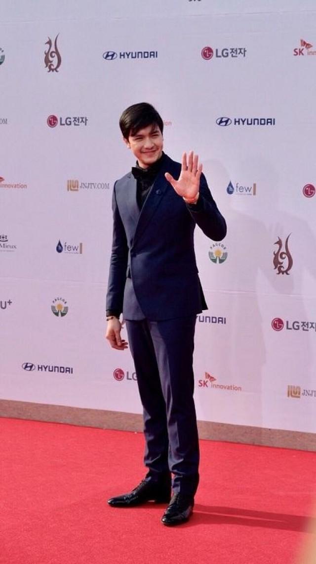 Alden Richards at the red carpet of the Seoul International
