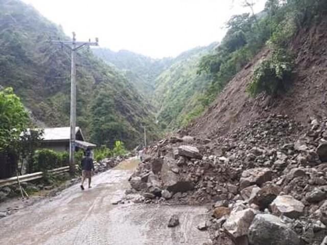 Kennon Road was closed to traffic as DPWH personnel conduct clearing operations after a massive landslide occurred in the area. PHOTO BY PIA-CAR