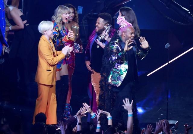 2019 MTV Video Music Awards - Show - Prudential Center, Newark, New Jersey, U.S., August 26, 2019 - Jonathan Van Ness of "Queer Eye" congratulates Taylor Swift for winning the Video for Good Award. REUTERS/Lucas Jackson
