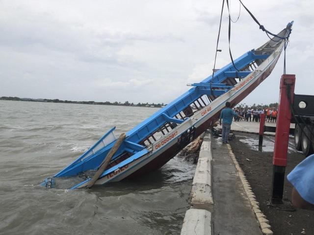 the M/B Jenny Vince, one of three passenger boats that capsized in the Iloilo-Guimaras Strait on Saturday, is retrieved on Sunday, August 4, 2019. IAN CRUZ