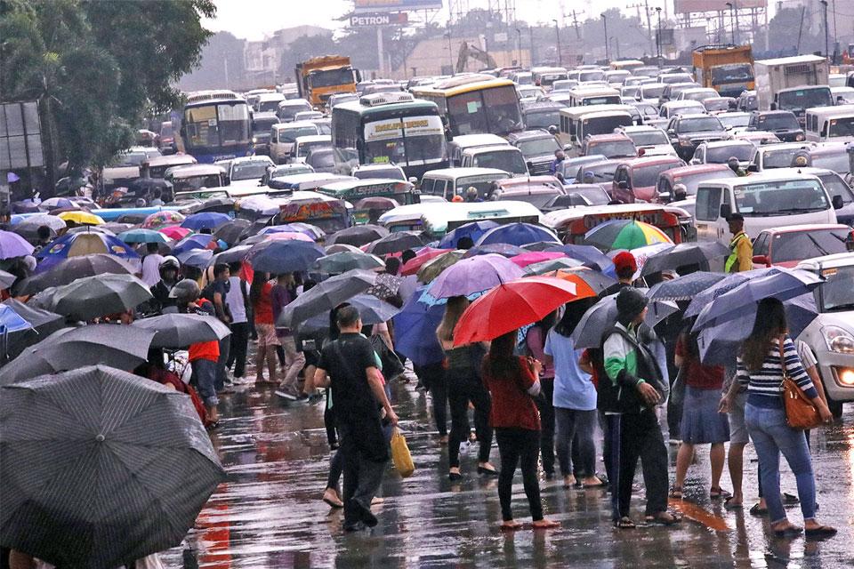 Hundreds of commuters pour on Commonwealth Avenue in Quezon City on Friday, August 2, 2019, as they wait for their chance to ride buses and jeepneys. A bumper-to-bumper traffic was caused by the sudden downpour and flooding in many areas in Metro Manila. GMA News