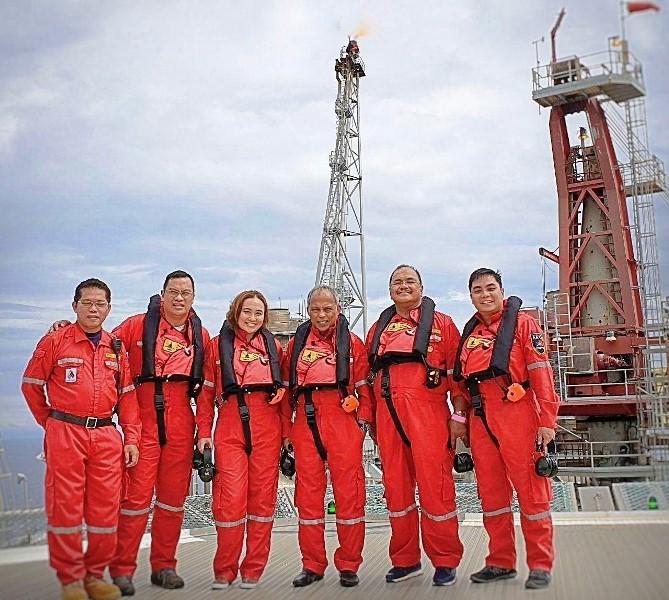 Energy Secretary Alfonso Cusi has visited the Malampaya Deep Water Gas-to-Power platform in offshore Palawan in this undated photo from Pilipinas Shell Petroleum Corp. In photo from left are Shell Philippines Exploration B.V. (SPEX) offshore installation manager Bonifacio Lapuz, SPEX general manager Don Paulino, SPEX senior asset commercial advisor Charisse Choa, Secretary Cusi, Energy Undersecretary Donato Marcos, and SPEX external relations manager for upstream Paulo Gavino. Pilipinas Shell