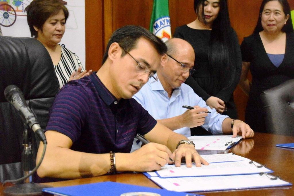 Isko Moreno and PayMay CEO Orlando Vea on Tuesday, 17 Sept. 2019, sign a memorandum of agreement on citizen benefits cards for the elderlies, persons with disabilities (PWDs, and solo parents. Manila PIO