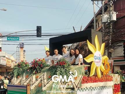 They also rode the Kapuso Float during the Pamulak Kadayawan Float Parade.