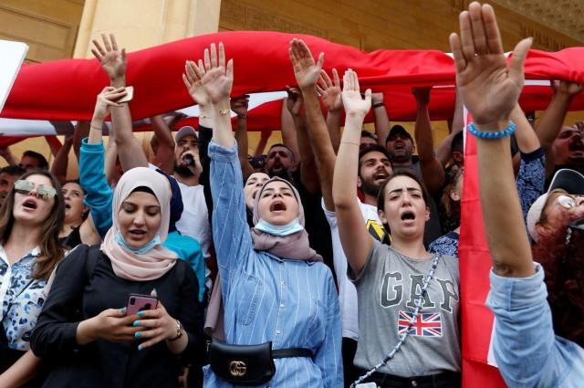 Demonstrators gesture and chant slogans during a protest over deteriorating economic situation, in Beirut, Lebanon October 18, 2019. REUTERS/Mohamed Azakir