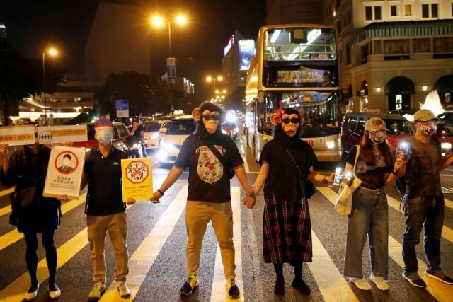 People wearing masks gather during an anti-government protest in Hong Kong, China, October 18, 2019. REUTERS/Umit Bektas
