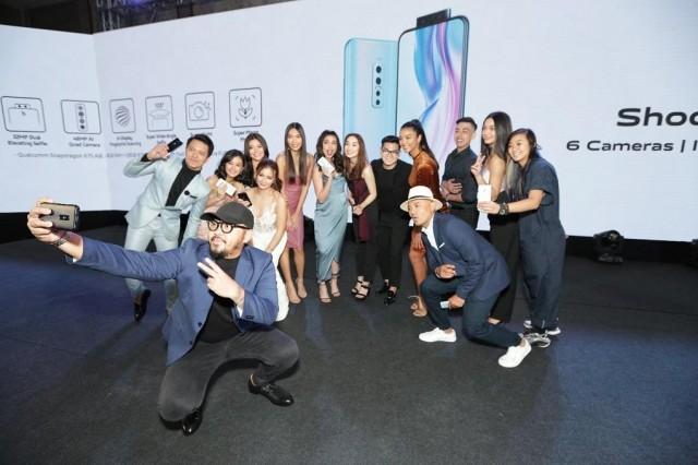 Renowned photographer Xander Angeles uses the V17 Proâs dual elevating selfie camera to take a groufie shot with fellow Vivo brand ambassadors, including phenomenal star Maine Mendoza.