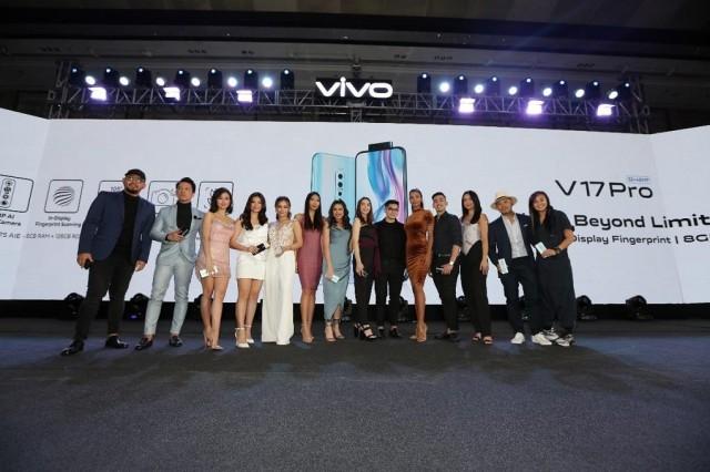 Phenomenal star Maine Mendoza (center) joins Chienna Filomeno, Verniece Enciso, Vern Enciso, TJ Monterde, Xander Angeles, and other Vivo brand ambassadors in welcoming the V17 Pro.