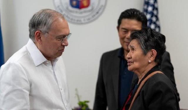Philippine Ambassador to Washington Jose Manuel Romualdez meets Nanady Fedelina, who was kept as a slave by a US family for decades, at the Philippince COnsulate General in Losa Angeles, California on September 15, 2019. Photo: Department of Foreign Affairs