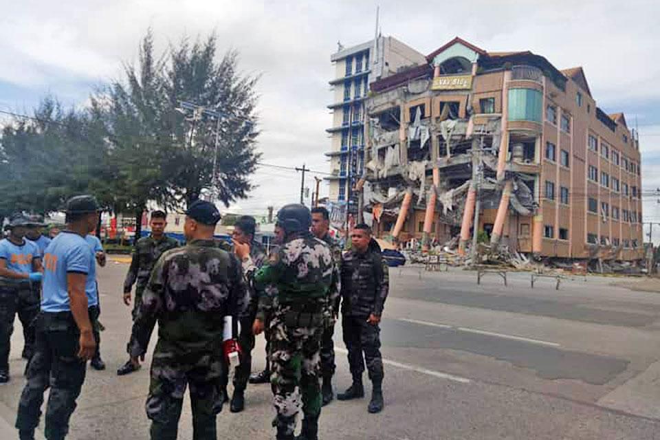 Policemen secure the perimeter around the Eva's Hotel in Kidapawan City, Cotabato on Thursday, October 31, 2019 after a magnitude 6.5 earthquake rocked the city, destroying the facade of the hotel. It is the second earthquake to hit the southern island of Mindanao in just two days. Williamor Magbanua