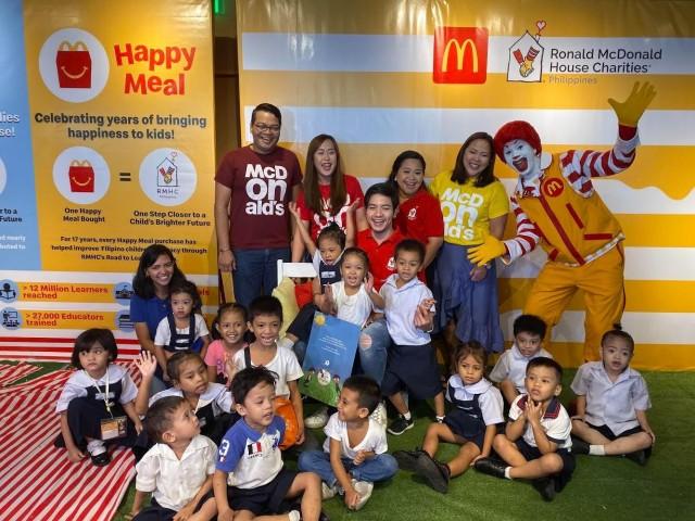 Alden Richards poses with children and Ronald McDonald at McDonaldâ€™s McKinley West in Taguig City on Thursday, November 7, 2019. The Kapuso actor is the new ambassador for the Ronald McDonald House Charities Philippines. Photo: Ma. Angelica Garcia