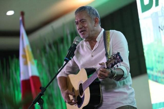 Rodolfo Quizon, Jr. performs at the anniversary event for Bahay Pagbabago in Dinalupihan, Bataan on November 21, 2019. The event was attended by ICAD co-chairs Vice President Leni Robredo and PDEA chief Aaron Aquino. Photo: OVP