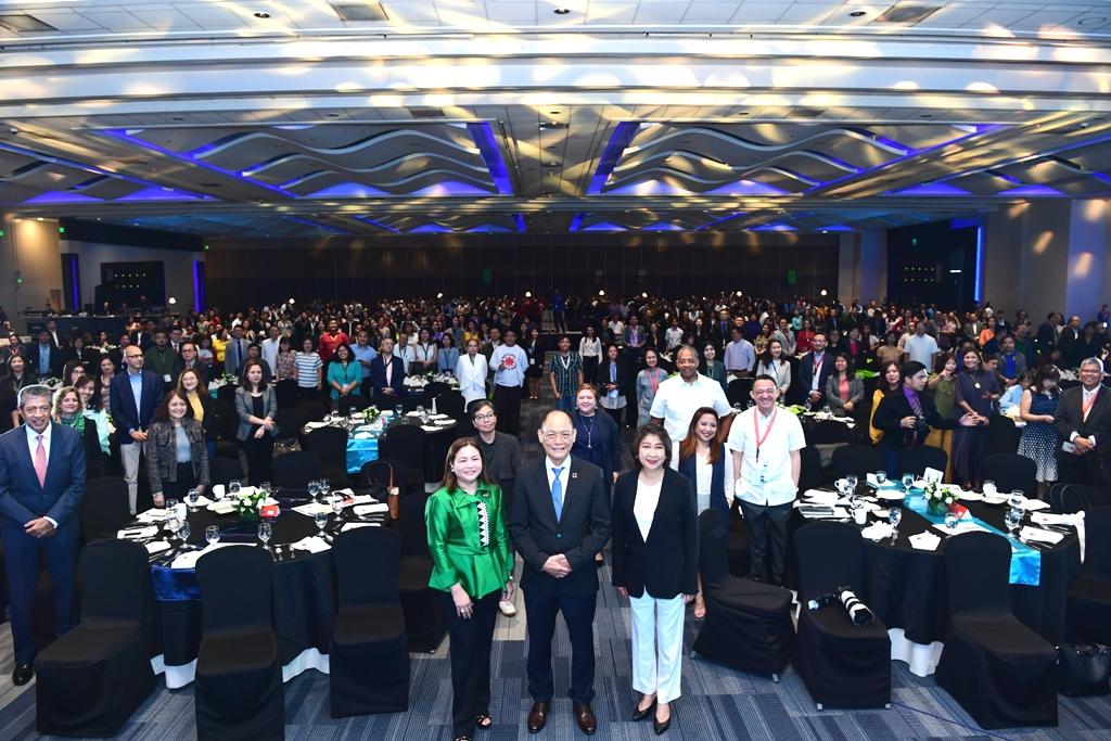 BSP Governor Benjamin E. Diokno (center), DepEd Undersecretary Annalyn M. Sevilla (left), and NEDA Undersecretary Rosemarie G. Edillon (right) take a group photo with over 1,000 participants at the 2nd Financial Education Stakeholders Expo on November 25, 2019 at the SMX Convention Center Manila. BSP