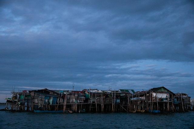 Naiknya air laut mengancam akan segera berakhirnya desa yang tenggelam di Bulakan, Bulacan │ GMA News Online