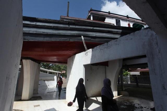 Visitors walk through a building where a boat washed ashore by the tsunami and remains lodged a top of it, at Lampulo in Banda Aceh, Indonesia, December 13, 2019. Picture taken December 13, 2019. REUTERS/Oviyandi Emnur