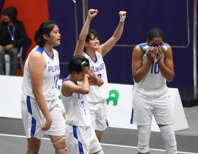 The Gilas Pilipinas women celebrate their title win. Zeke Alonzo