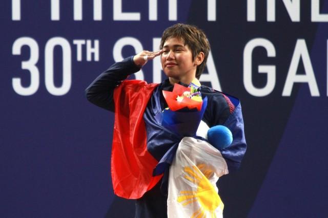 Hidilyn Diaz salutes after winning the SEA Games 55kg women's weightlifting gold. Danny Pata