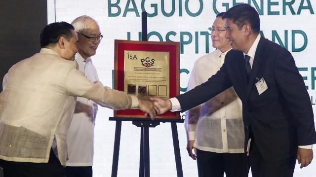 Left to right: ISA CEO Lenard Berba, ISA chairman emeritus Dr. Jess P. Estanislao, and Health Secretary Francisco T. Duque III congratulate Baguio General Hospital & Medical Center chief Dr. Ricardo Ruñez at ISA's Public Governance Forum. Photo: ISA