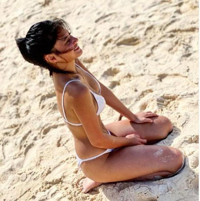 Bianca Umali Flaunts Flat Tummy In New Bikini Photo